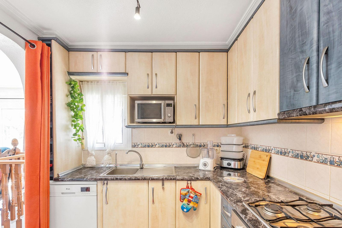 For sale - 4 Bedroom 3 Bathroom House - Detached Villa in Torrevieja - Torrevieja Centro  - Alicante