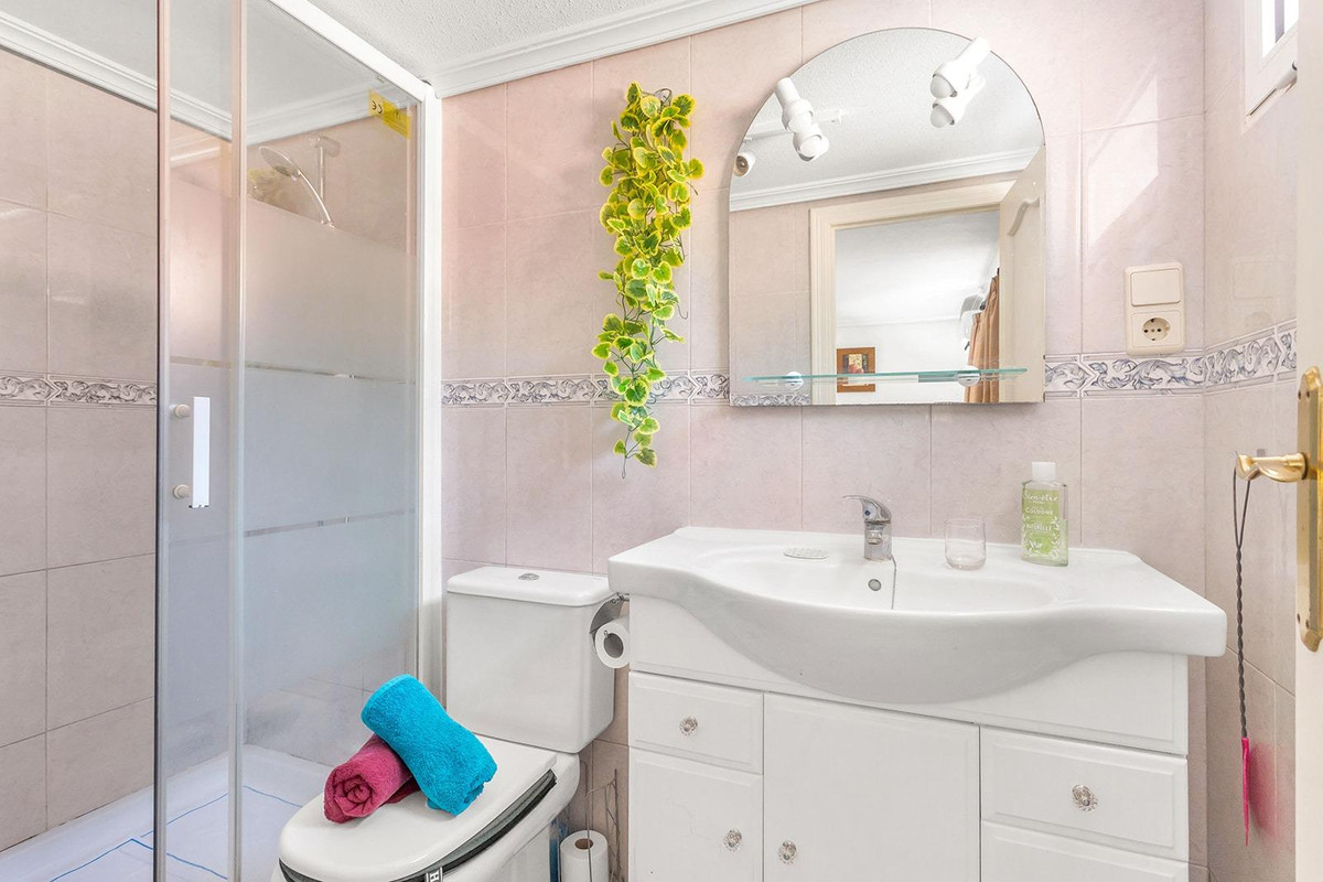 For sale - 4 Bedroom 3 Bathroom House - Detached Villa in Torrevieja - Torrevieja Centro  - Alicante