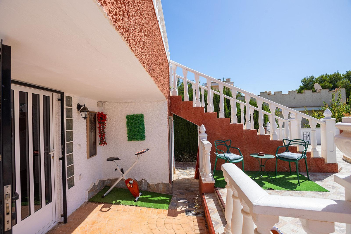 For sale - 4 Bedroom 3 Bathroom House - Detached Villa in Torrevieja - Torrevieja Centro  - Alicante