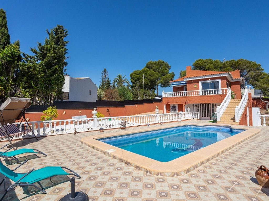 4 Bedroom 3 Bathroom House - Detached Villa in Torrevieja