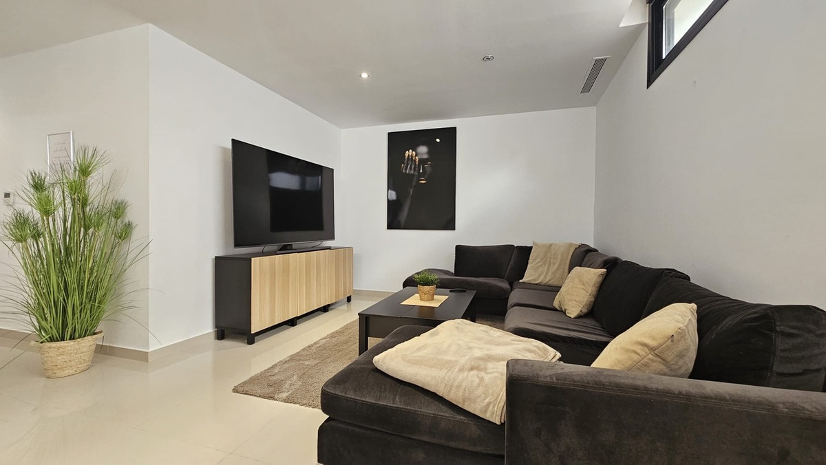 For sale - 6 Bedroom 4 Bathroom House - Detached Villa in Orihuela - Villamartin  - Alicante