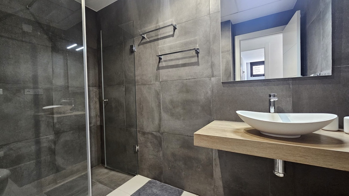 For sale - 6 Bedroom 4 Bathroom House - Detached Villa in Orihuela - Villamartin  - Alicante