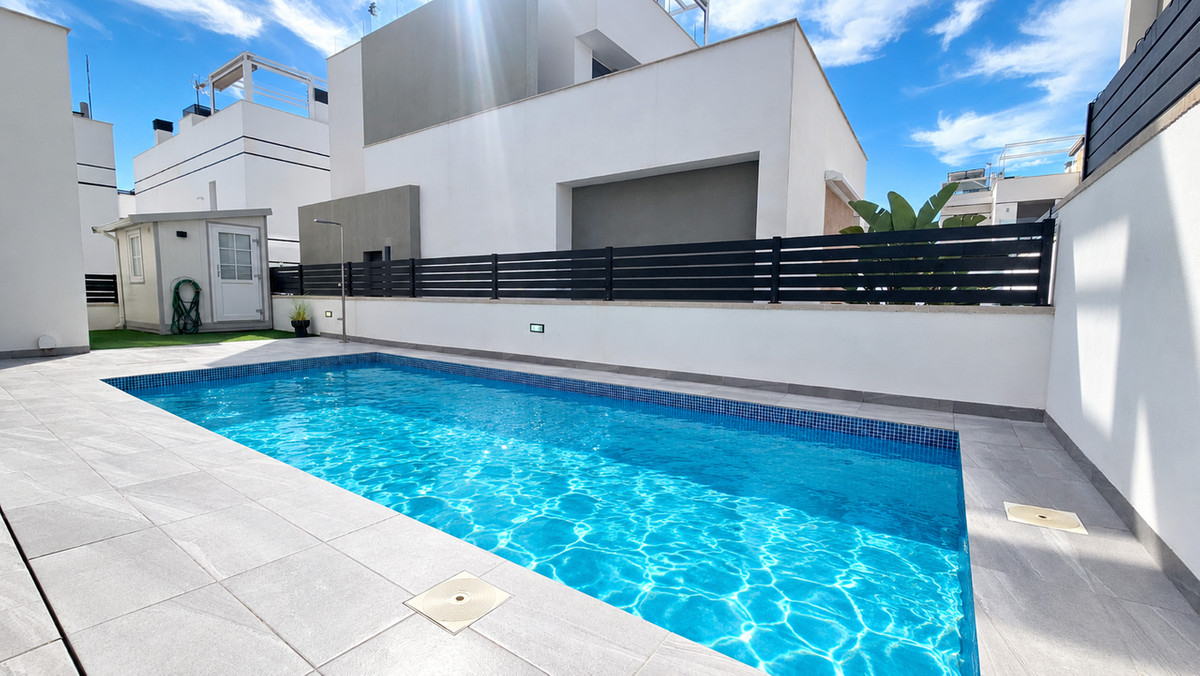 For sale - 6 Bedroom 4 Bathroom House - Detached Villa in Orihuela - Villamartin  - Alicante