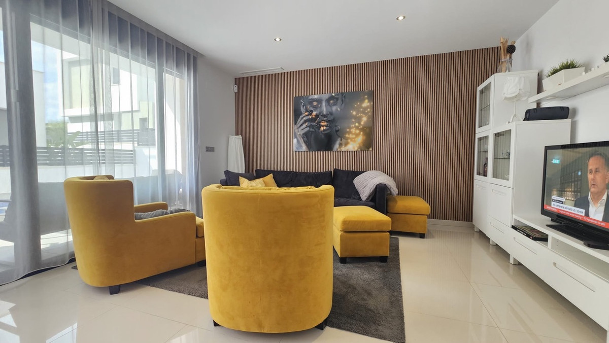 For sale - 6 Bedroom 4 Bathroom House - Detached Villa in Orihuela - Villamartin  - Alicante