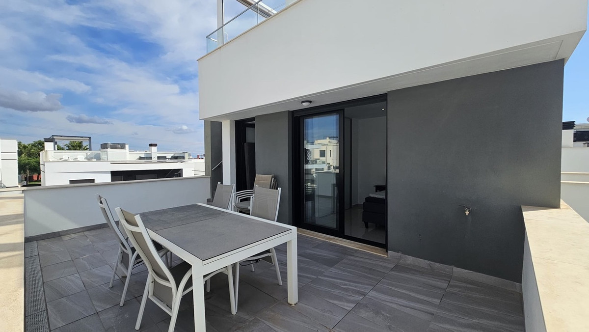 For sale - 6 Bedroom 4 Bathroom House - Detached Villa in Orihuela - Villamartin  - Alicante