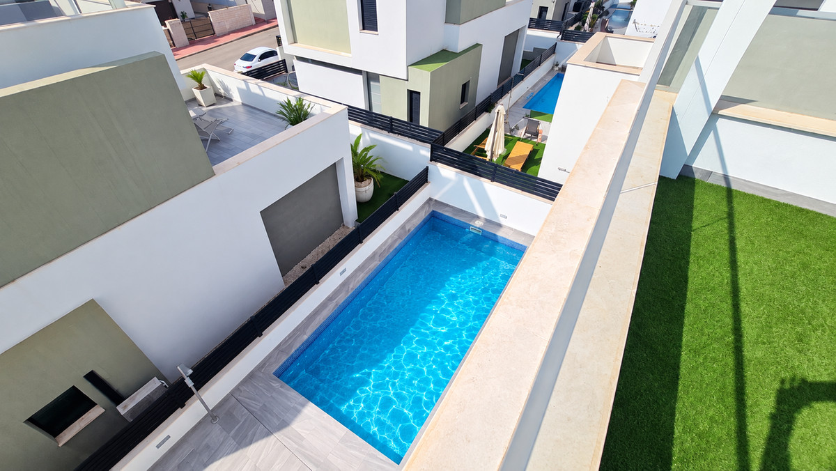 For sale - 6 Bedroom 4 Bathroom House - Detached Villa in Orihuela - Villamartin  - Alicante