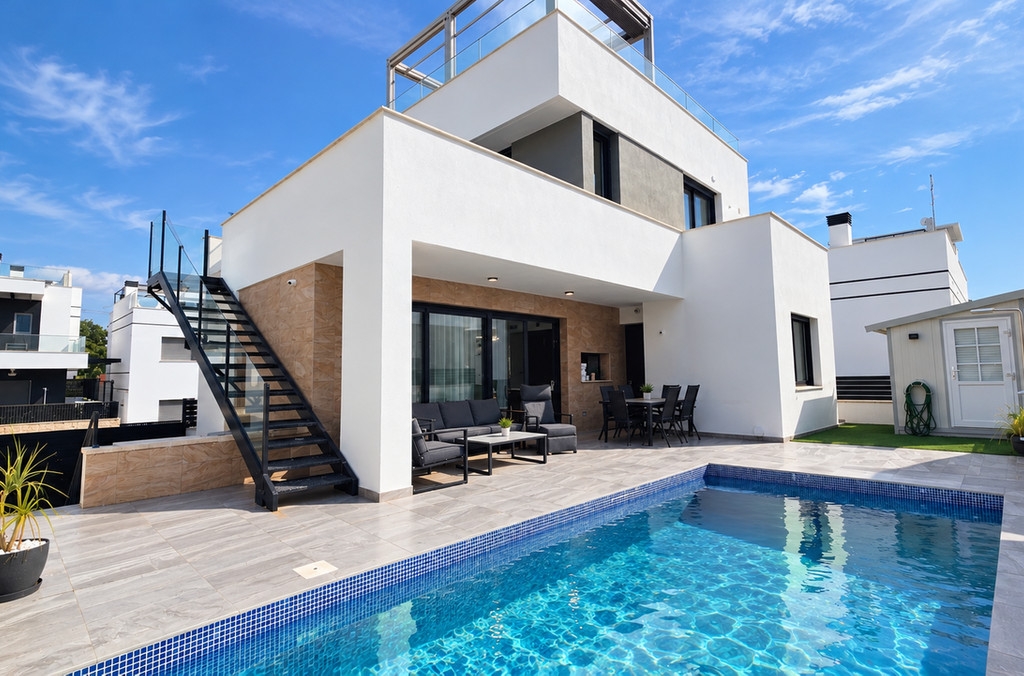 6 Bedroom 4 Bathroom House - Detached Villa in Orihuela