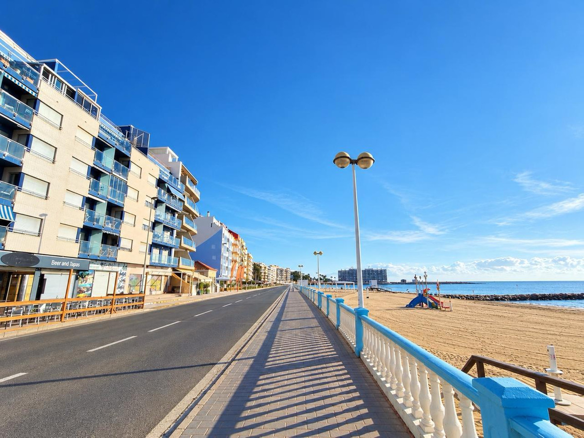 For sale - 3 Bedroom 2 Bathroom Apartment - Penthouse in Torrevieja - Torrevieja Centro  - Alicante