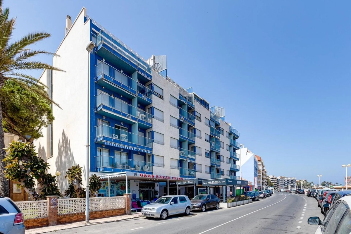 For sale - 3 Bedroom 2 Bathroom Apartment - Penthouse in Torrevieja - Torrevieja Centro  - Alicante