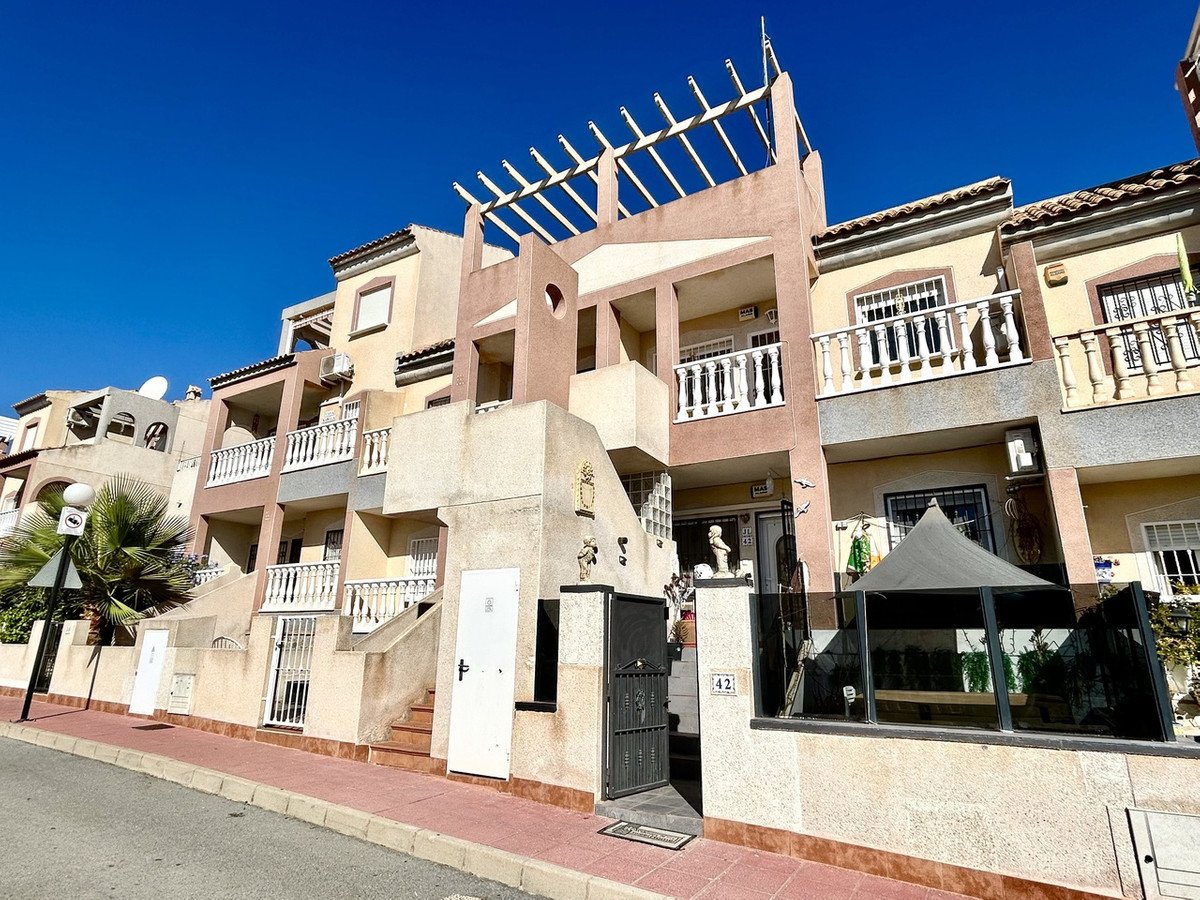 For sale - 2 Bedroom 1 Bathroom Penthouse Apartment in Villamartin - Villamartin  - Alicante