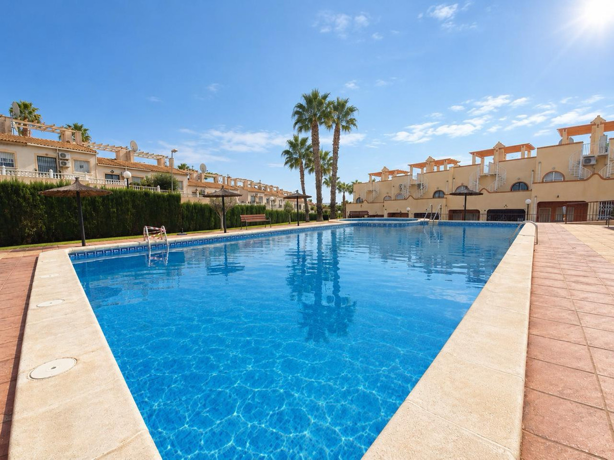 For sale - 2 Bedroom 1 Bathroom Penthouse Apartment in Villamartin - Villamartin  - Alicante