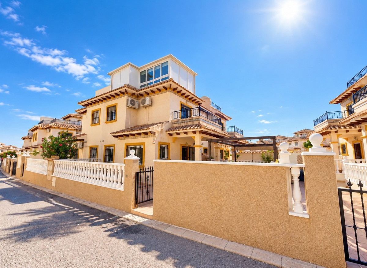 For sale - 3 Bedroom 3 Bathroom House - Townhouse in Orihuela - La Zenia  - Alicante