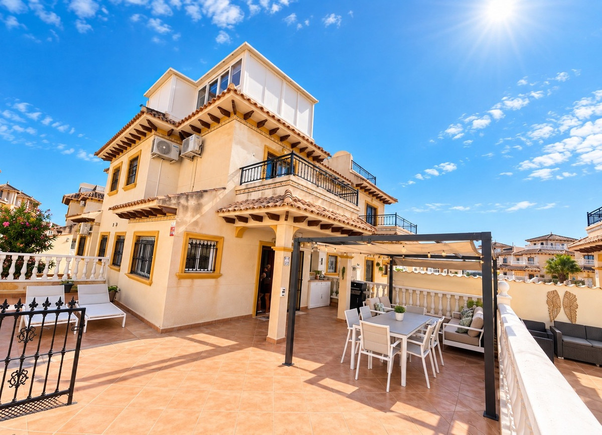 For sale - 3 Bedroom 3 Bathroom House - Townhouse in Orihuela - La Zenia  - Alicante