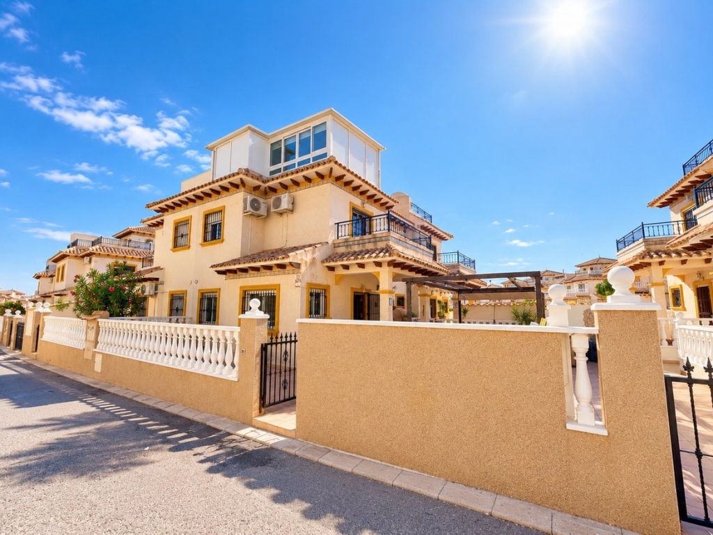 3 Bedroom 3 Bathroom House - Townhouse in Orihuela