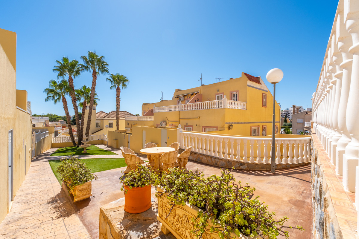 For sale - 2 Bedroom 2 Bathroom House - Townhouse in Orihuela - Villamartin  - Alicante