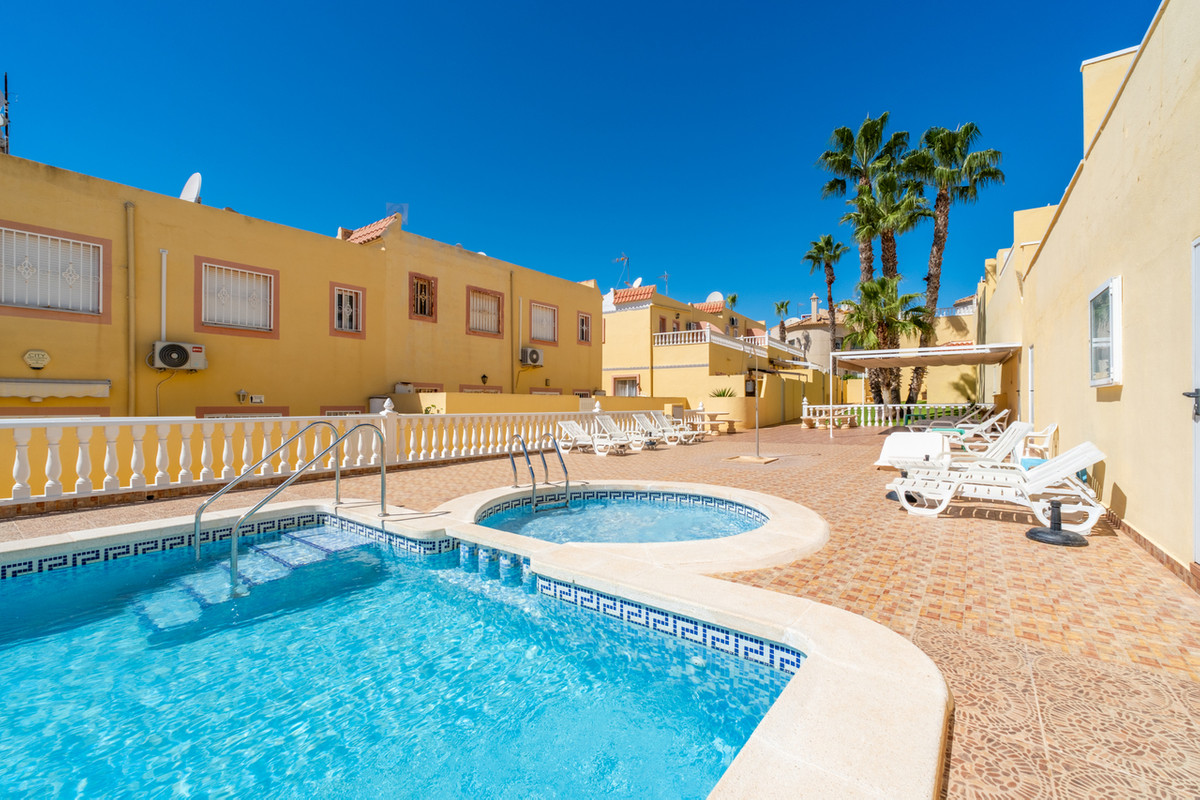 For sale - 2 Bedroom 2 Bathroom House - Townhouse in Orihuela - Villamartin  - Alicante