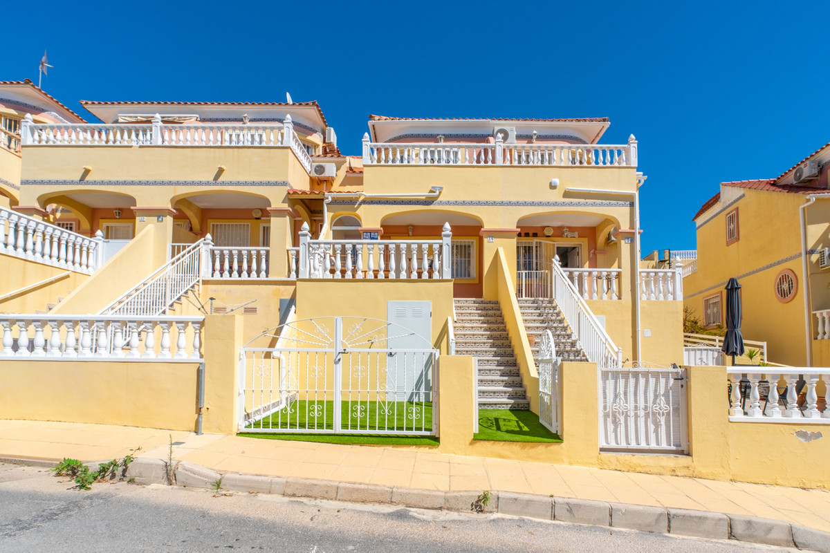 For sale - 2 Bedroom 2 Bathroom House - Townhouse in Orihuela - Villamartin  - Alicante