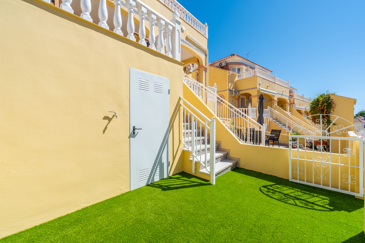 For sale - 2 Bedroom 2 Bathroom House - Townhouse in Orihuela - Villamartin  - Alicante