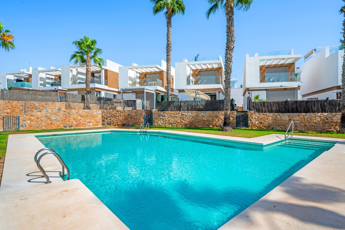 For sale - 3 Bedroom 3 Bathroom House - Detached Villa in Orihuela - Villamartin  - Alicante