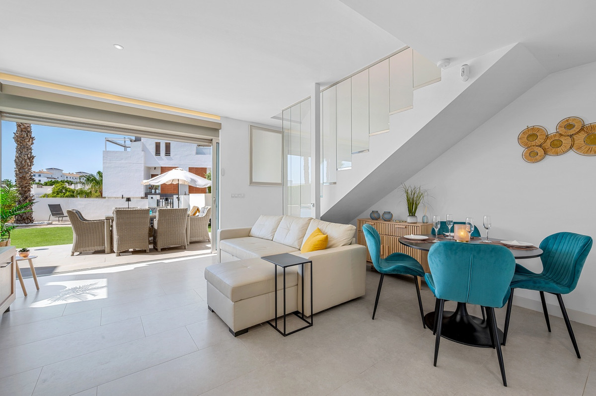 For sale - 3 Bedroom 3 Bathroom House - Detached Villa in Orihuela - Villamartin  - Alicante