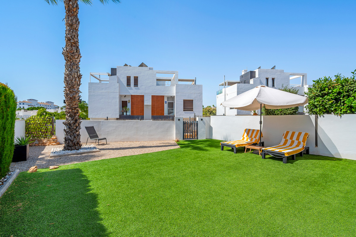For sale - 3 Bedroom 3 Bathroom House - Detached Villa in Orihuela - Villamartin  - Alicante