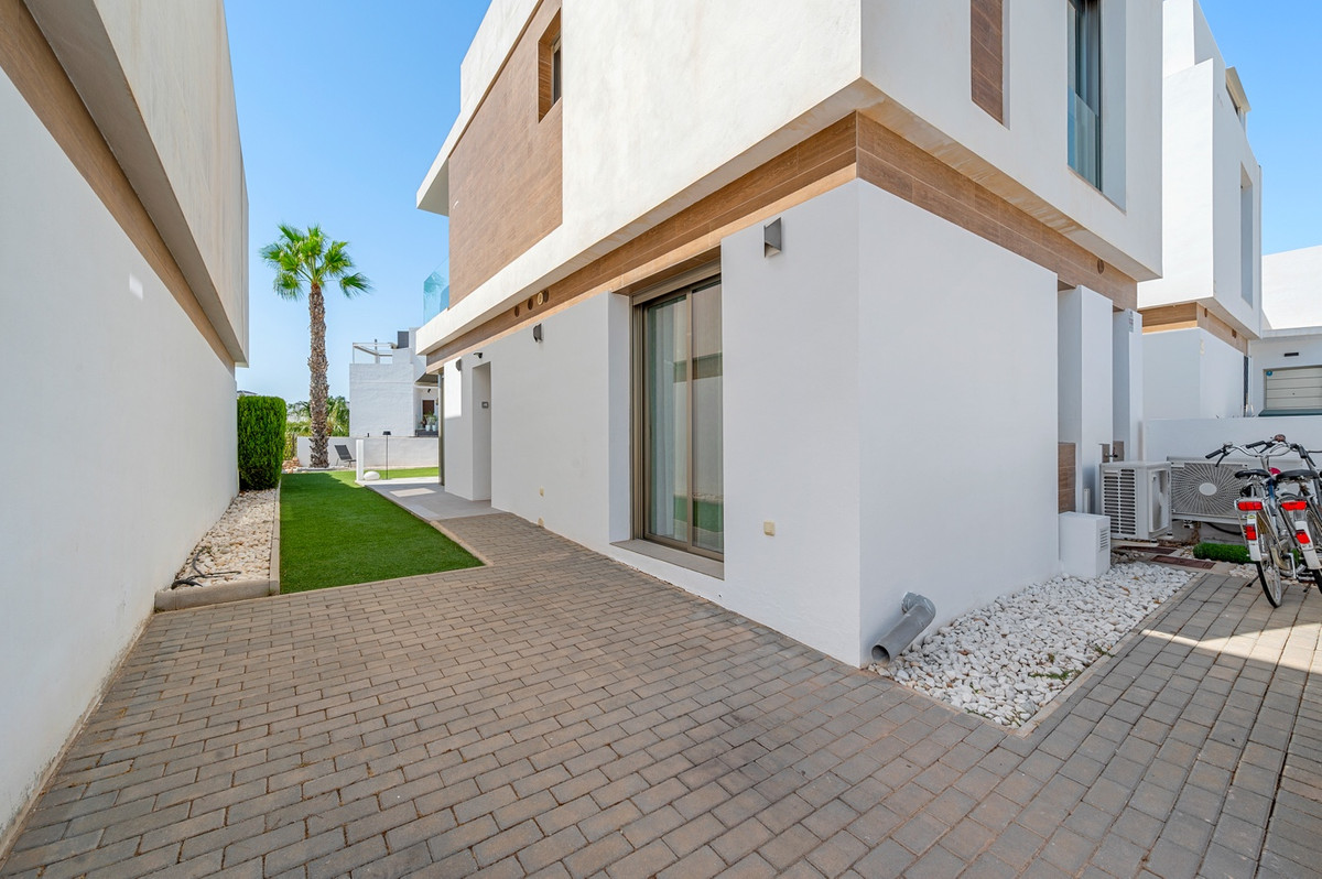 For sale - 3 Bedroom 3 Bathroom House - Detached Villa in Orihuela - Villamartin  - Alicante