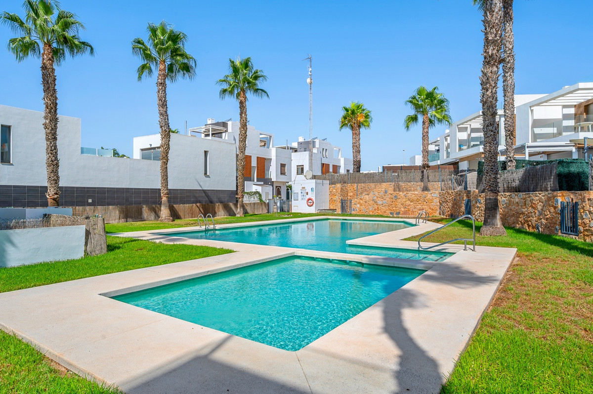 For sale - 3 Bedroom 3 Bathroom House - Detached Villa in Orihuela - Villamartin  - Alicante