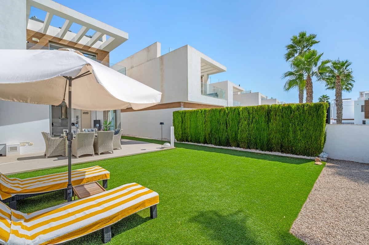 For sale - 3 Bedroom 3 Bathroom House - Detached Villa in Orihuela - Villamartin  - Alicante