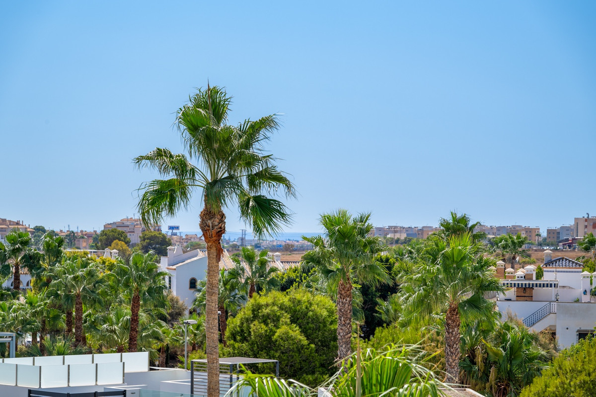For sale - 3 Bedroom 3 Bathroom House - Detached Villa in Orihuela - Villamartin  - Alicante