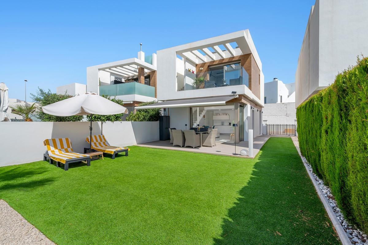 For sale - 3 Bedroom 3 Bathroom House - Detached Villa in Orihuela - Villamartin  - Alicante