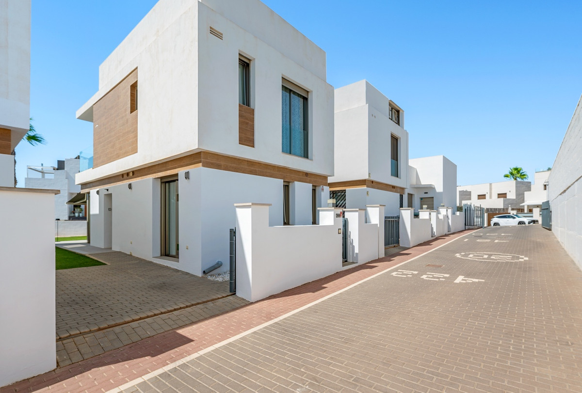 For sale - 3 Bedroom 3 Bathroom House - Detached Villa in Orihuela - Villamartin  - Alicante