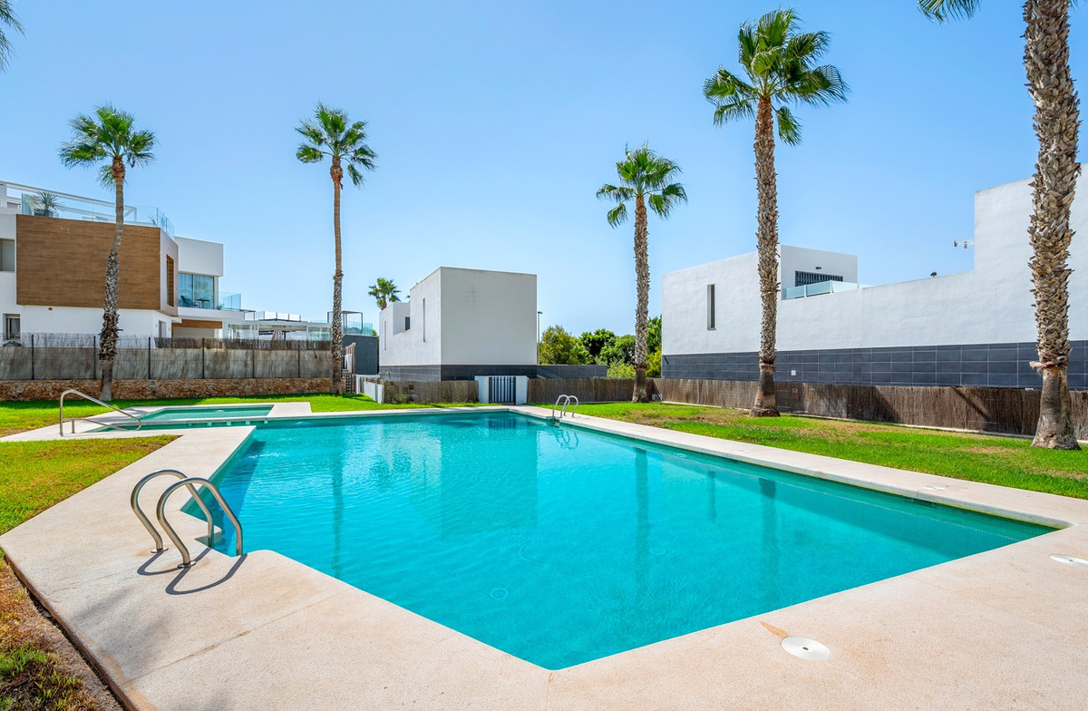 For sale - 3 Bedroom 3 Bathroom House - Detached Villa in Orihuela - Villamartin  - Alicante