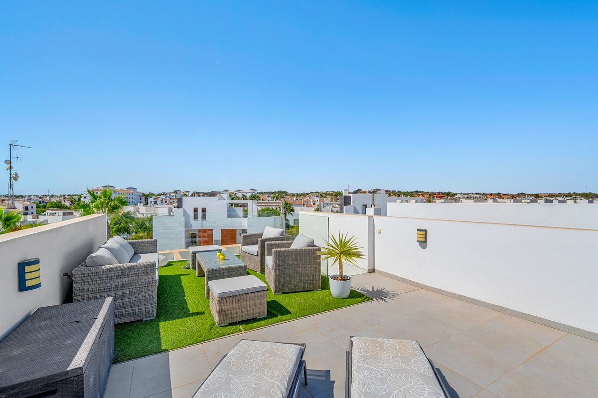 For sale - 3 Bedroom 3 Bathroom House - Detached Villa in Orihuela - Villamartin  - Alicante