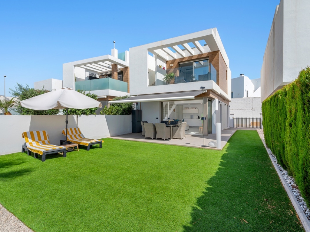 3 Bedroom 3 Bathroom House - Detached Villa in Orihuela