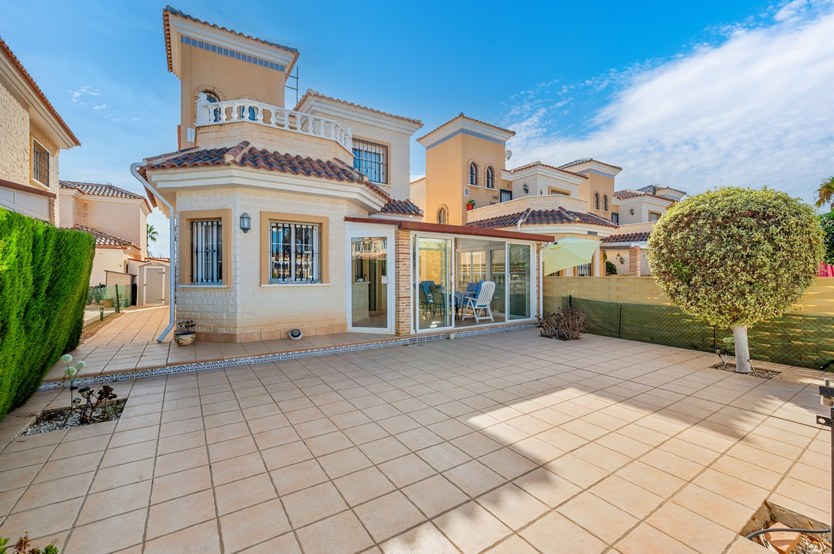 For sale - 3 Bedroom 2 Bathroom House - Detached Villa in Guardamar del Segura - Guardamar del Segura Centro  - Alicante