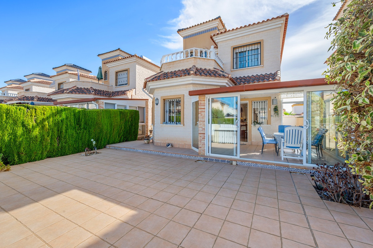 For sale - 3 Bedroom 2 Bathroom House - Detached Villa in Guardamar del Segura - Guardamar del Segura Centro  - Alicante