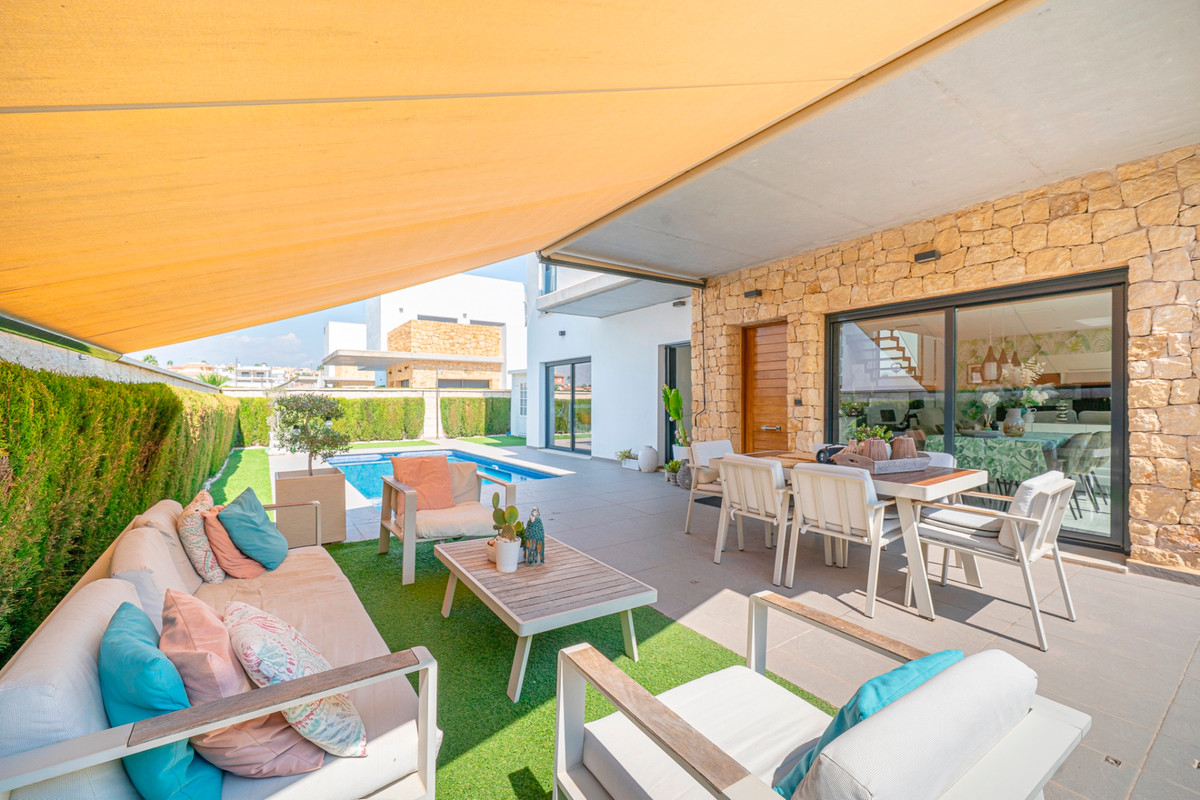 For sale - 3 Bedroom 2 Bathroom House - Detached Villa in Rojales - Lo Pepin  - Alicante