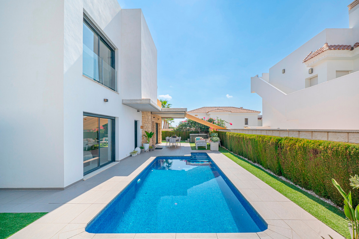 For sale - 3 Bedroom 2 Bathroom House - Detached Villa in Rojales - Lo Pepin  - Alicante
