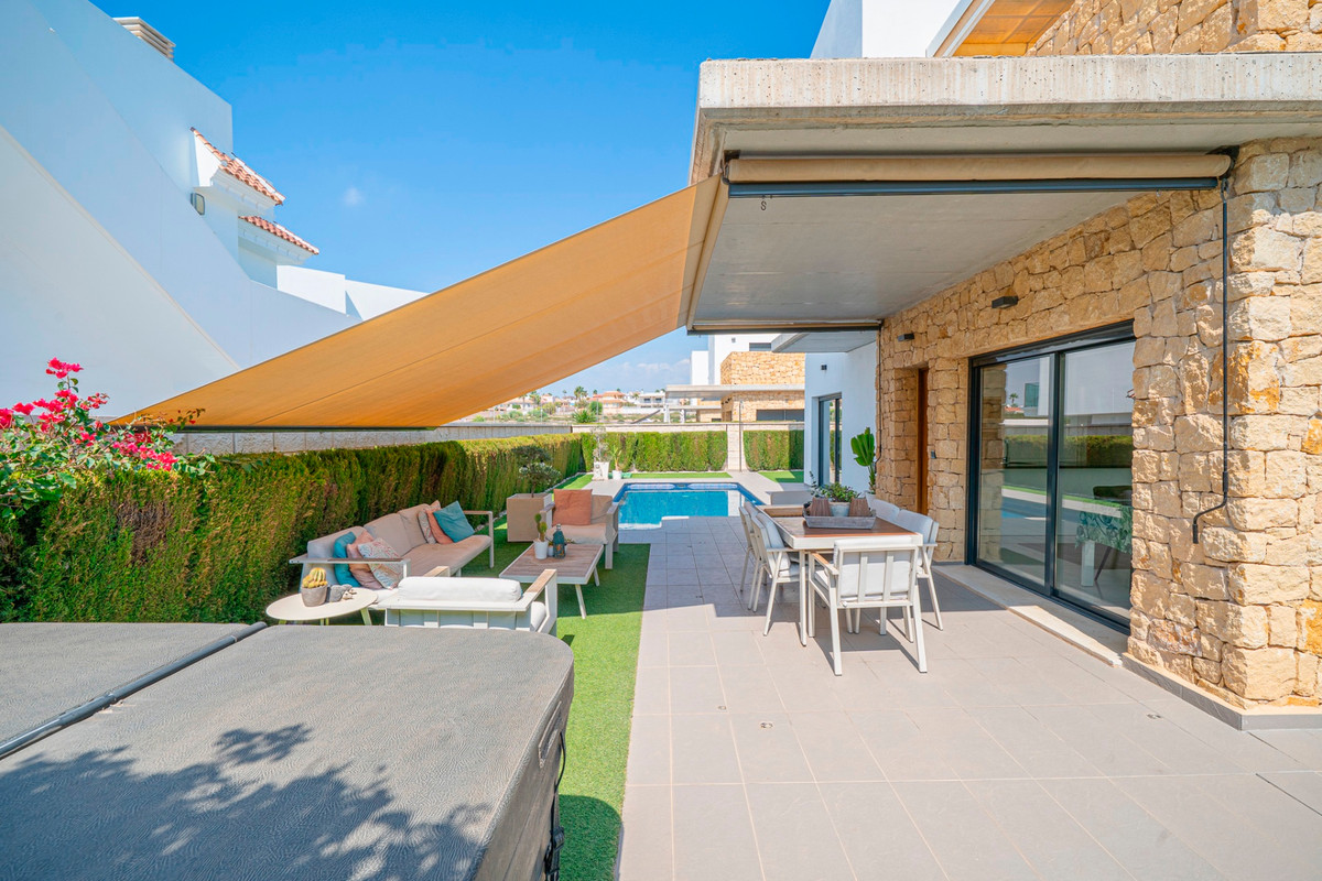 For sale - 3 Bedroom 2 Bathroom House - Detached Villa in Rojales - Lo Pepin  - Alicante