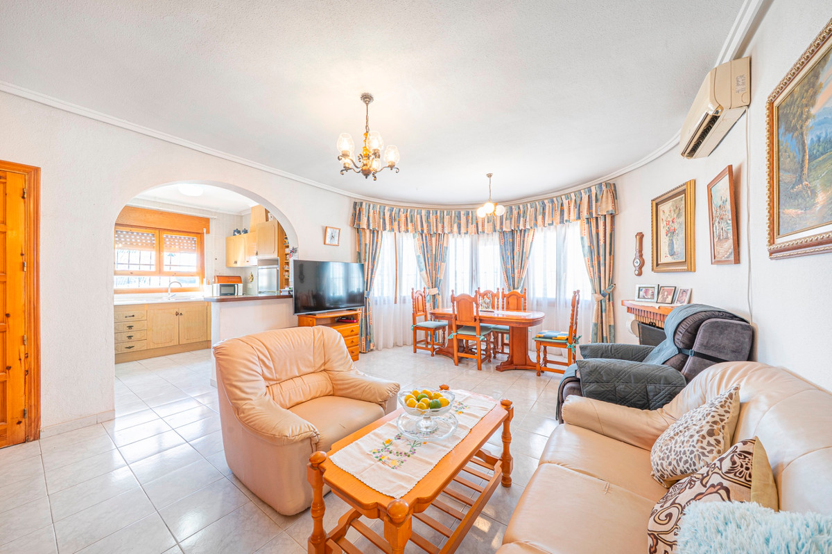 For sale - 5 Bedroom 4 Bathroom House - Detached Villa in Rojales - Ciudad Quesada  - Alicante