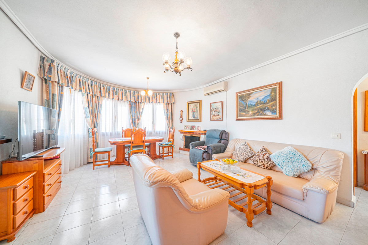 For sale - 5 Bedroom 4 Bathroom House - Detached Villa in Rojales - Ciudad Quesada  - Alicante