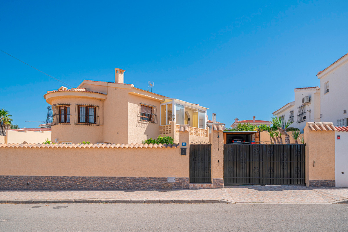 For sale - 5 Bedroom 4 Bathroom House - Detached Villa in Rojales - Ciudad Quesada  - Alicante
