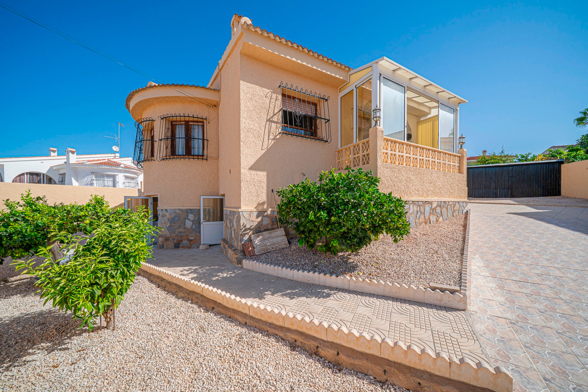 For sale - 5 Bedroom 4 Bathroom House - Detached Villa in Rojales - Ciudad Quesada  - Alicante