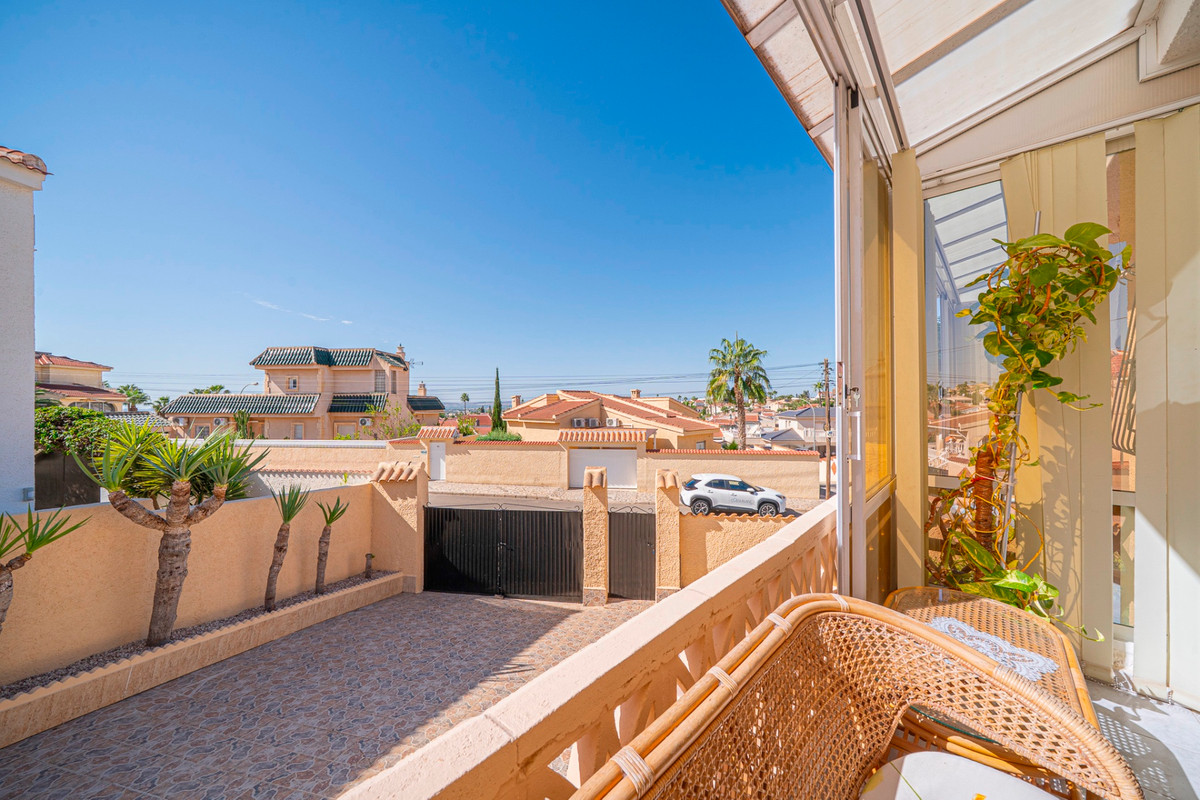 For sale - 5 Bedroom 4 Bathroom House - Detached Villa in Rojales - Ciudad Quesada  - Alicante