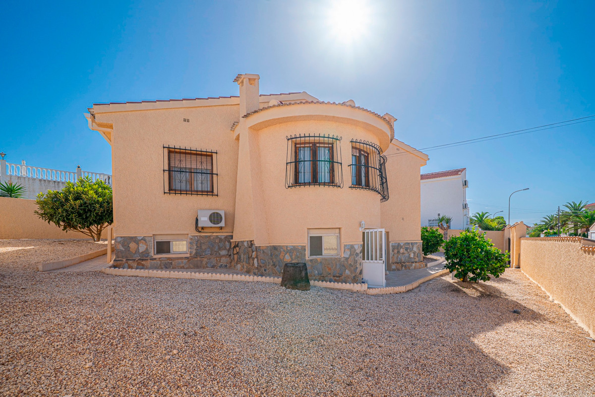 For sale - 5 Bedroom 4 Bathroom House - Detached Villa in Rojales - Ciudad Quesada  - Alicante