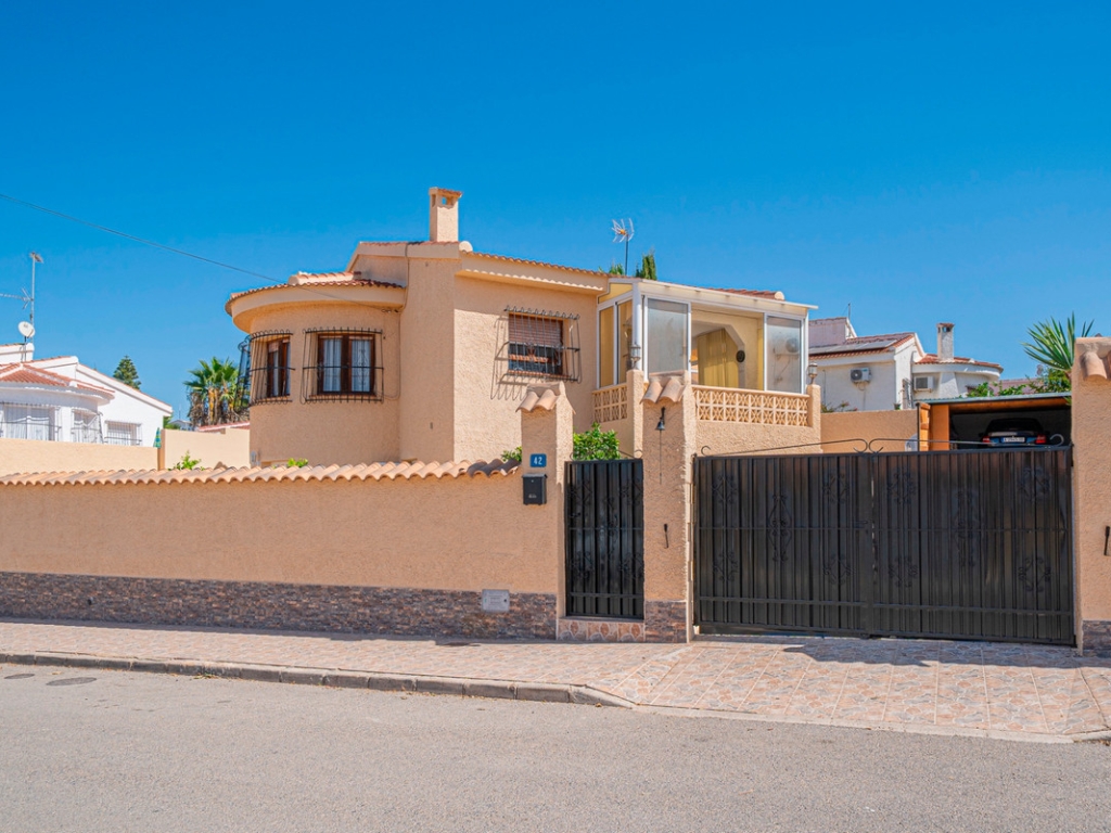 5 Bedroom 4 Bathroom House - Detached Villa in Rojales