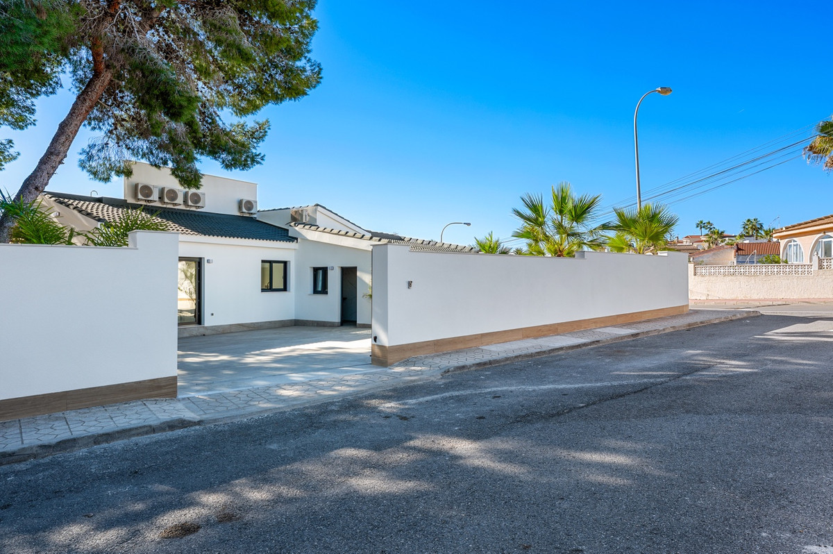 For sale - 4 Bedroom 4 Bathroom House - Detached Villa in Rojales - Rojales Centro  - Alicante