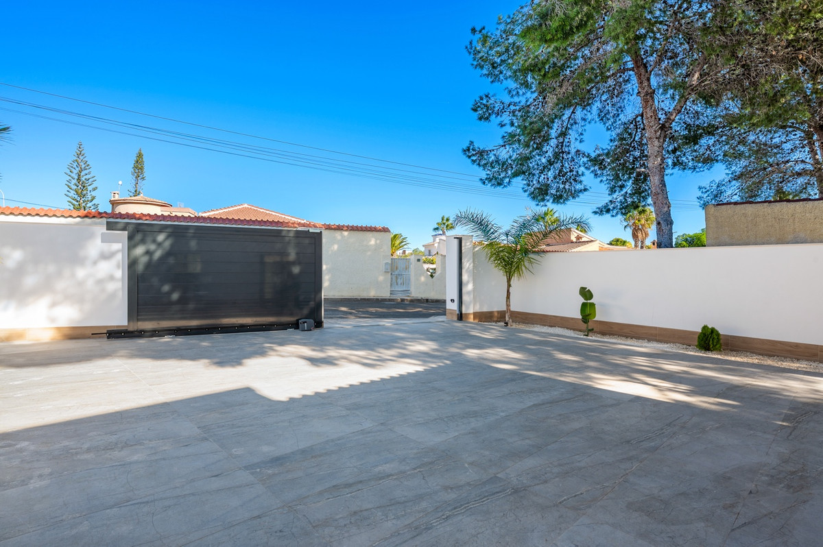 For sale - 4 Bedroom 4 Bathroom House - Detached Villa in Rojales - Rojales Centro  - Alicante