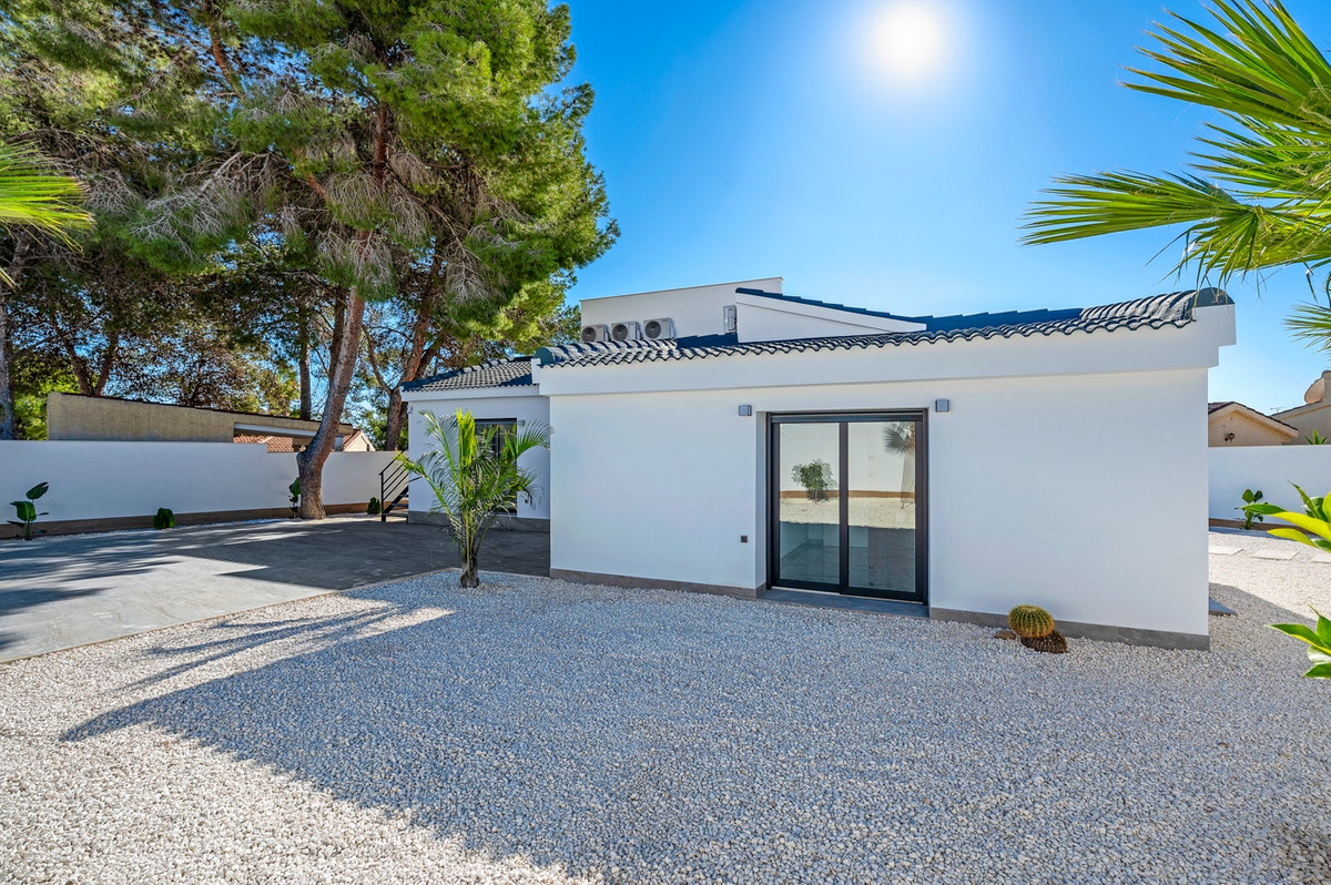 For sale - 4 Bedroom 4 Bathroom House - Detached Villa in Rojales - Rojales Centro  - Alicante