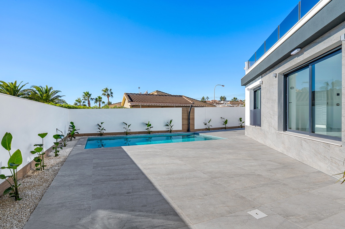 For sale - 4 Bedroom 4 Bathroom House - Detached Villa in Rojales - Rojales Centro  - Alicante